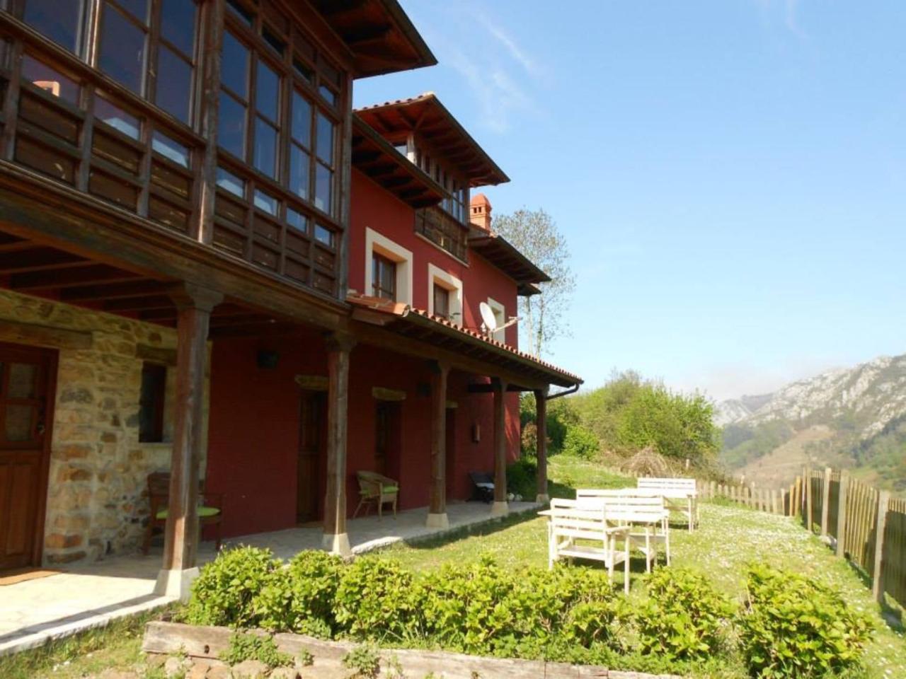 El Interior De Gaia Guest House Arriondas Bagian luar foto