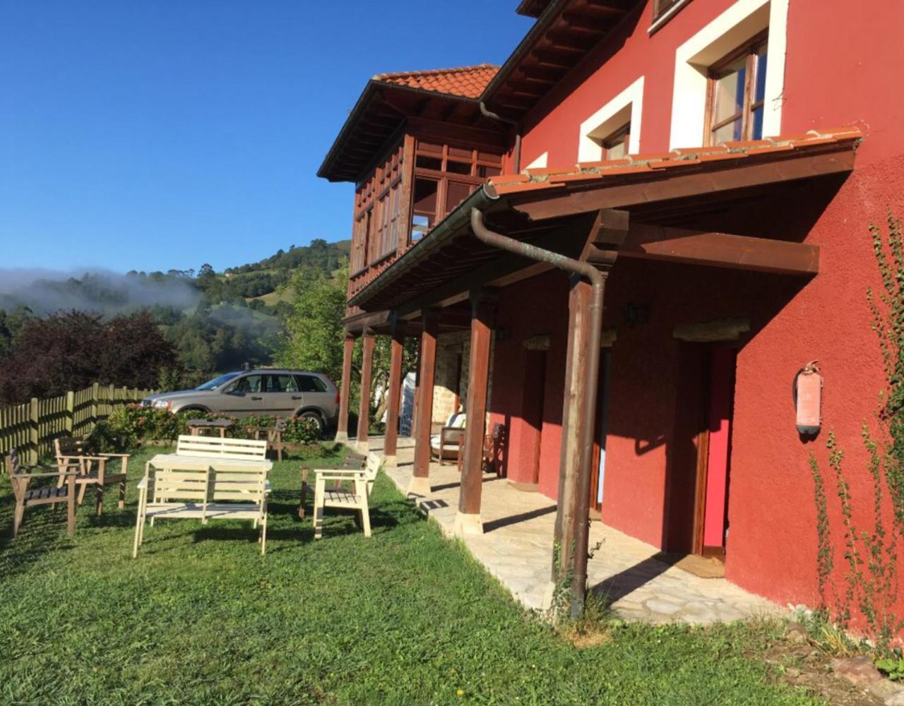 El Interior De Gaia Guest House Arriondas Bagian luar foto