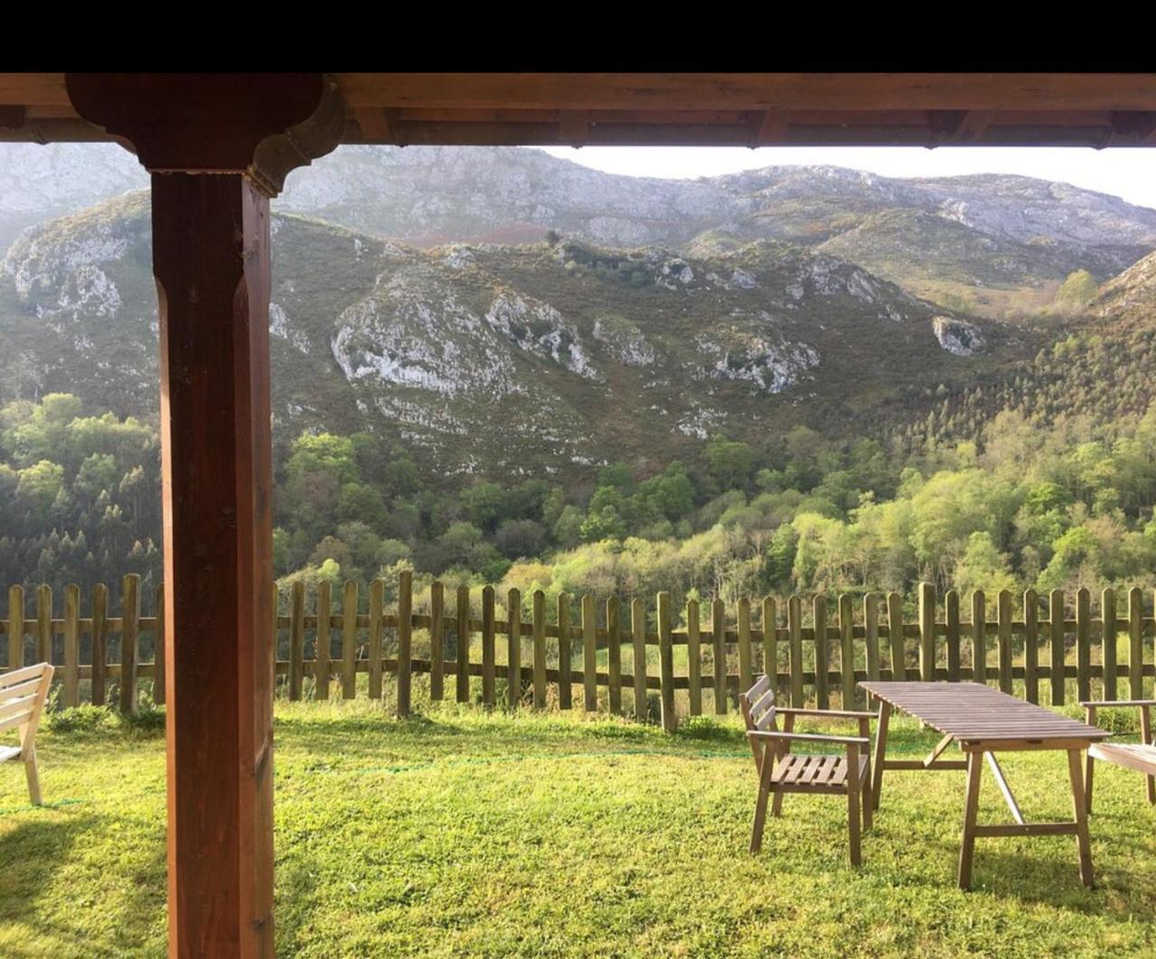 El Interior De Gaia Guest House Arriondas Bagian luar foto