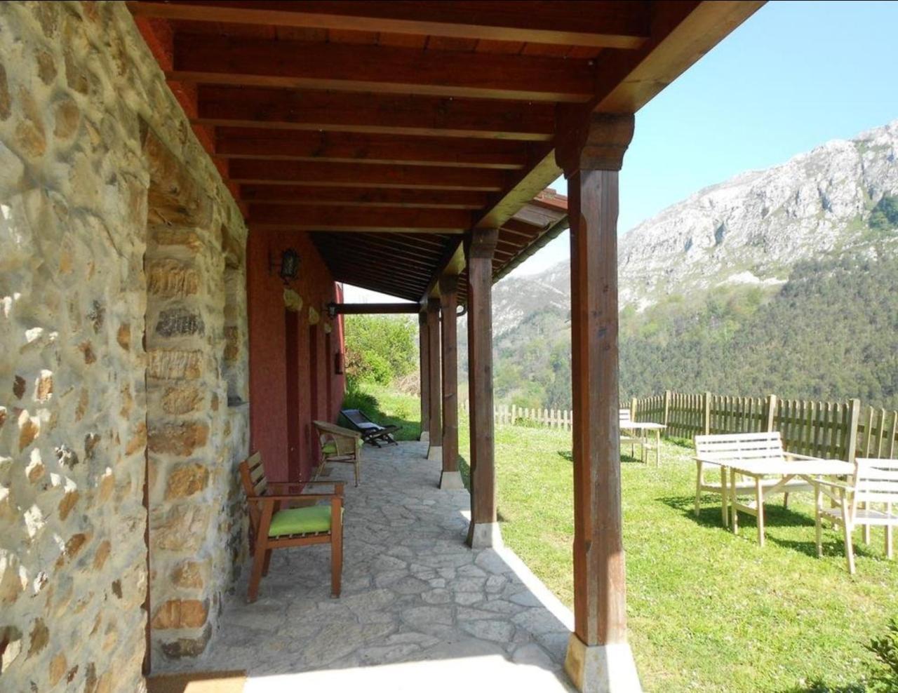 El Interior De Gaia Guest House Arriondas Bagian luar foto