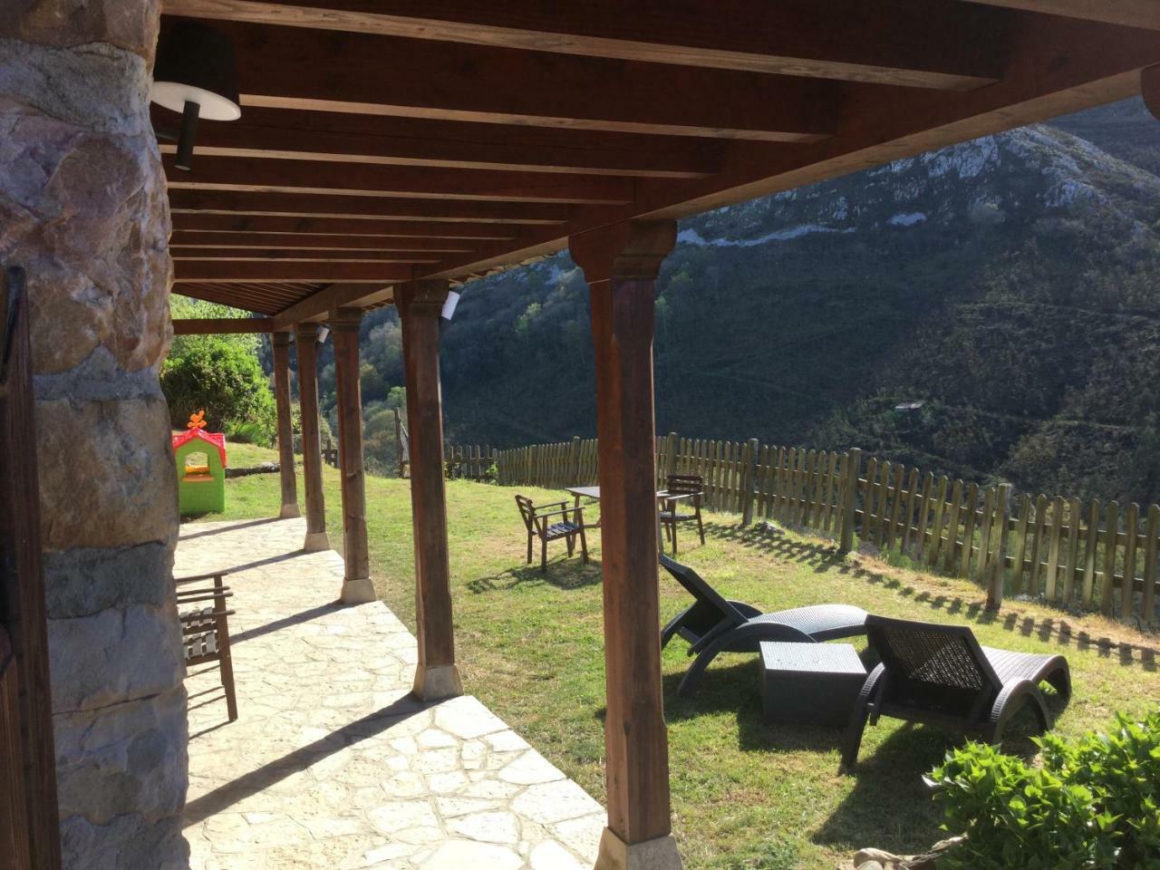El Interior De Gaia Guest House Arriondas Bagian luar foto