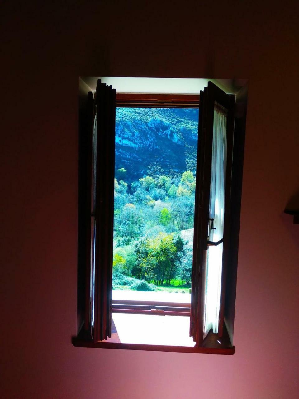 El Interior De Gaia Guest House Arriondas Bagian luar foto