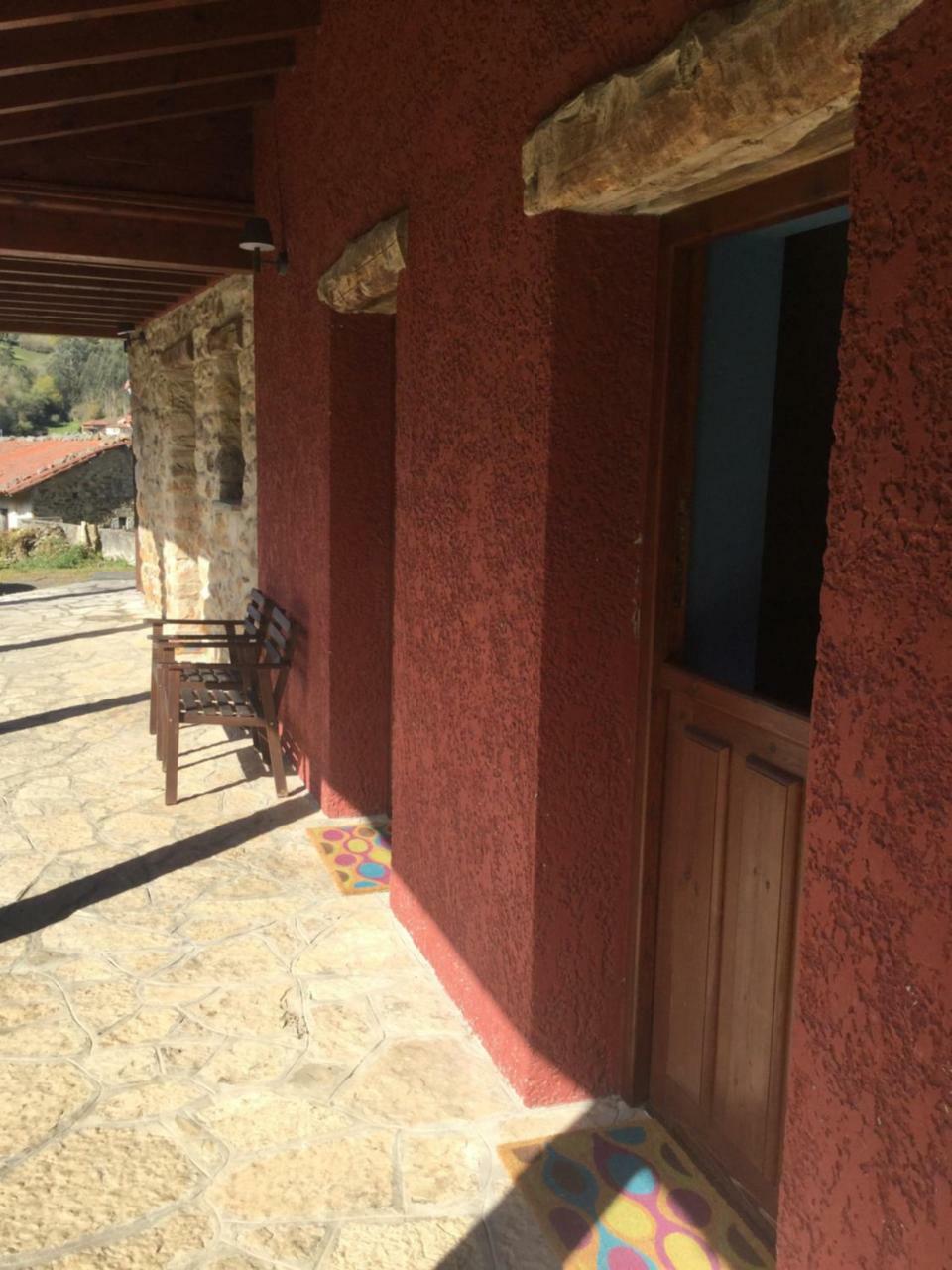 El Interior De Gaia Guest House Arriondas Bagian luar foto