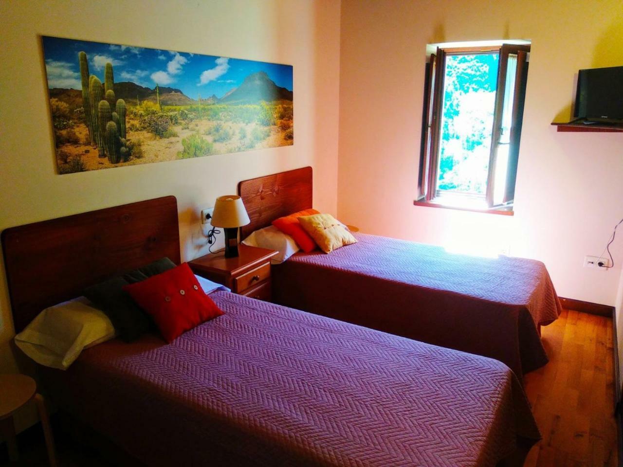 El Interior De Gaia Guest House Arriondas Bagian luar foto