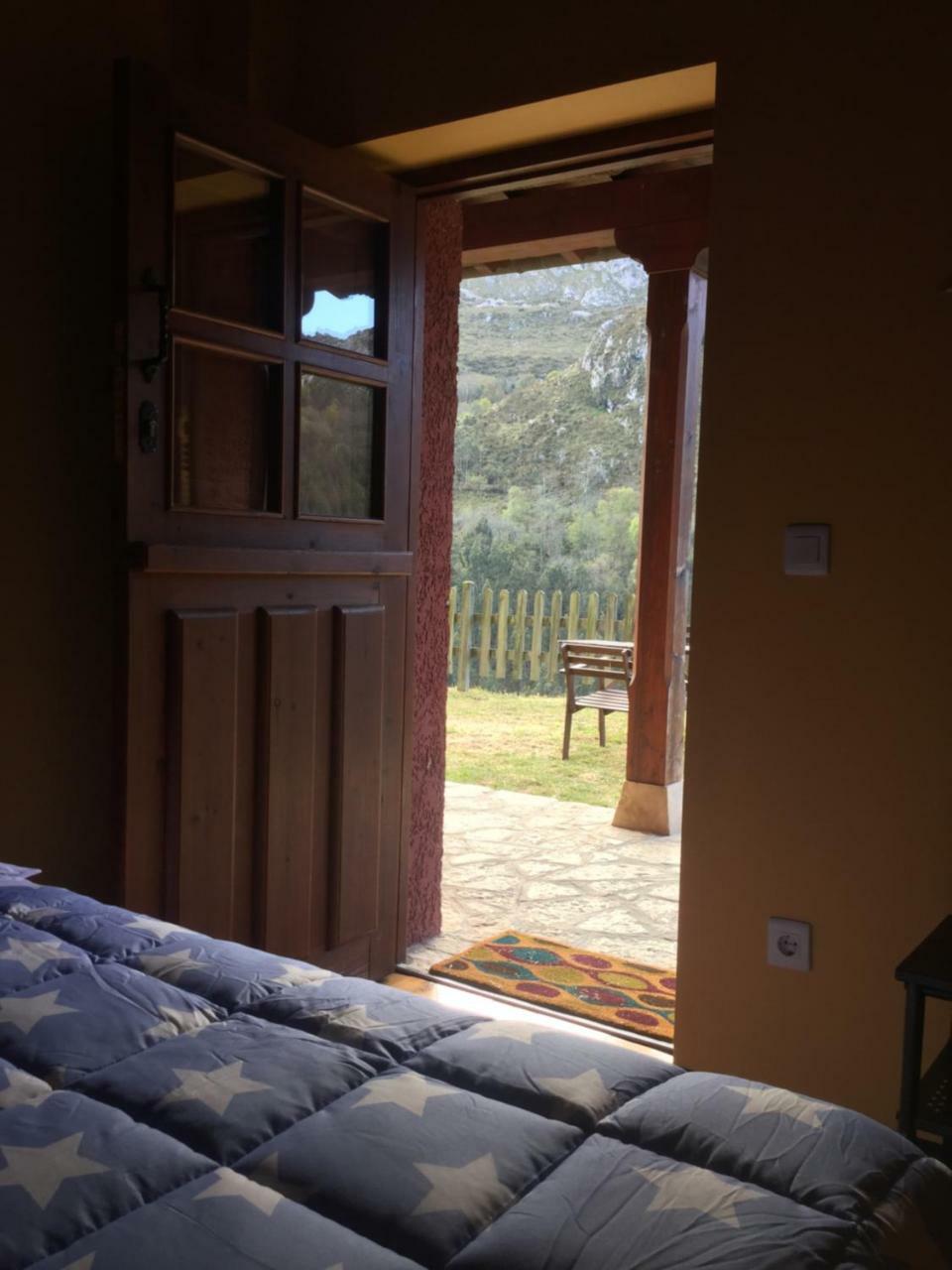 El Interior De Gaia Guest House Arriondas Bagian luar foto