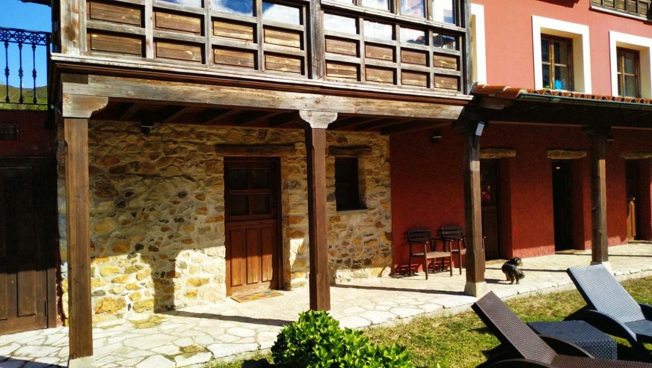 El Interior De Gaia Guest House Arriondas Bagian luar foto